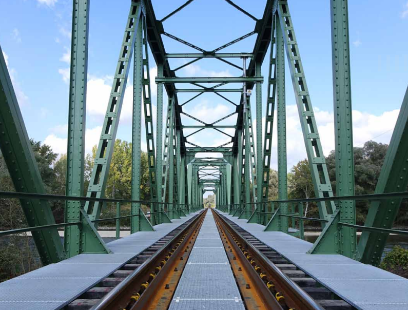 zelezniski-most-cez-muro-verzej